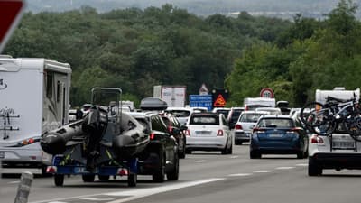 Des automobilistes dans les bouchons sur l'A7, près de la commune du Péage-de-Roussillon, en Isère, le 2 août 2025