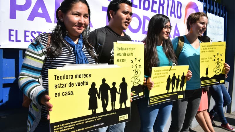 Des manifestants demandent la libération de Teodora Vasquez, le 13 décembre 2017 devant le centre judiciaire Isidro Menendez à San Salvador.