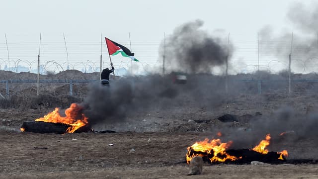 Des manifestants palestiniens et les forces israéliennes s'affrontent à la frontière de la bande de Gaza, le 29 décembre 2017. 