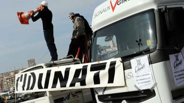 Des forains bloquant le Vieux-Port de Marseille avec leurs camions, le 15 février 2010. (Photo d'illustration)