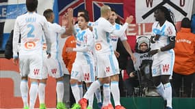 Les Marseillais félicitent Bafé Gomis après l'ouverture du score contre Guingamp (1-0, 26e).