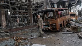 Un soldat ukrainien marche devant un bâtiment détruit de l'aéroport international de Kherson dans le village de Chornobaivka, dans la banlieue de Kherson.