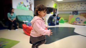 Un enfant joue le 6 avril 2010 dans une crèche parentale à Paris.