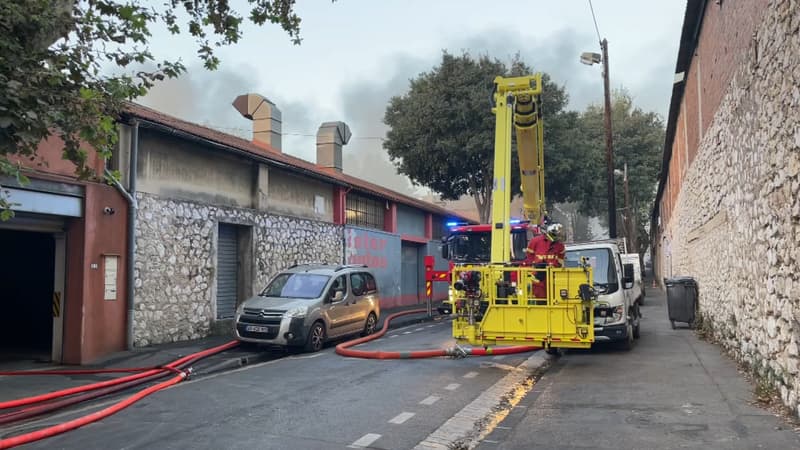 Marseille: important incendie dans un entrepôt du 15e arrondissement, des habitants évacués