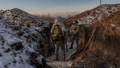 Des soldats ukrainiens de la 41e brigade se tiennent dans les tranchées à l'extérieur de Kupiansk, dans la région de Kharkiv, en Ukraine, le 23 janvier 2024