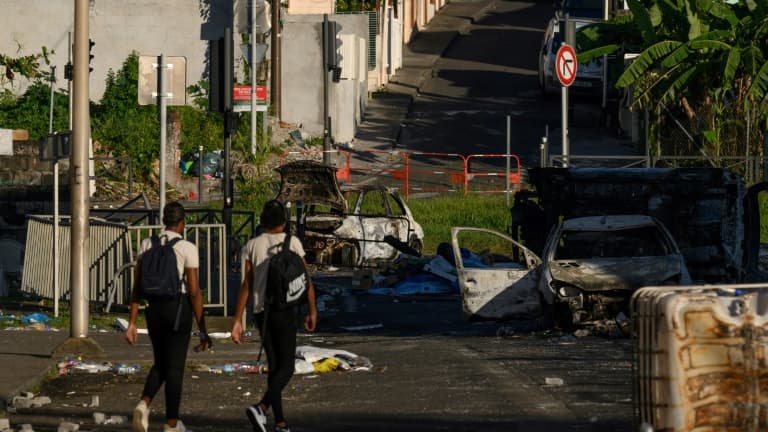 Des carcasses de voitures brûlées à Fort-de-France, le 23 septembre 2024 en Martinique