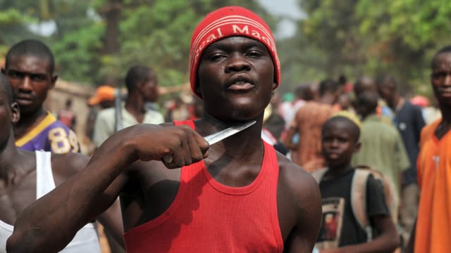 Un homme à la recherche de musulmans à tuer à Bangui en février 2014.