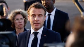 Emmanuel Macron s'exprime devant la presse sur le tarmac de l'aéroport de Cayenne, en Guyane, le 25 mars 2024