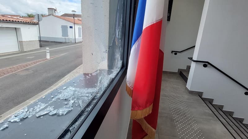 Une vitre du hall de la mairie de Longeville-sur-Mer a explosé après des coups de feu, le 12 mai 2023