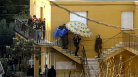 Patrick Salameh, escorté par des enquêteurs de la police, le 19 novembre 2008 à Marseille, lors d'investigations dans une maison que la famille du suspect possède dans le quartier de Saint Mitre à Marseille.