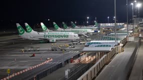 Le trafic aérien a été interrompu pendant plusieurs heures samedi soir à l'aéroport international de Eindhoven, aux Pays-Bas, le 22 novembre 2025