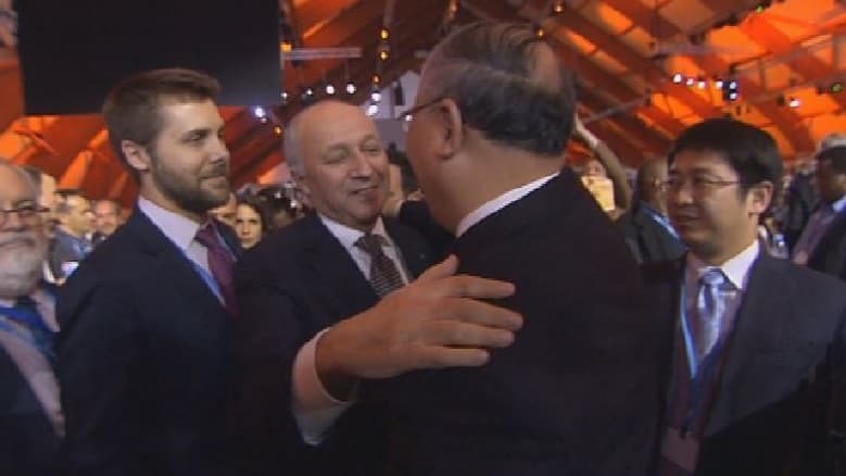 L'accolade de Laurent Fabius au négociateur en chef chinois Xie Zhenhua