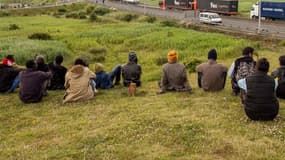 Des migrants assis sur le bord de l'autoroute A16, près de Calais (illustration)