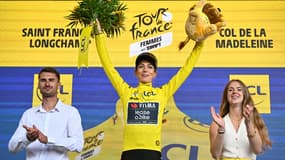 La Française Pauline Ferrand-Prévot monte sur le podium avec le maillot jaune, avant-dernière étape du Tour de France, 2 août 2025