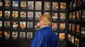 Un homme se recueille devant les photos des victimes des attaques du 7 octobre 2023 en Israël