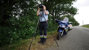 Des gendarmes contrôlent la vitesse d'automobilistes le 1er juin, près de Nantes.