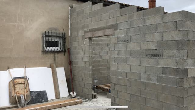 Photo de la construction collée à leur maison