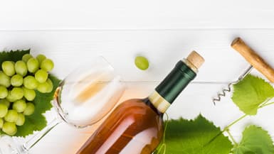 Une bouteille de vin, un verre et une grappe de raisin (photo d'illustration).