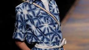 Dior a livré vendredi, au quatrième jour des défilés parisiens de prêt-à-porter, une collection estivale vouée au soleil et aux fleurs du Pacifique, mêlant mousselines drapées et cabans de toile dans une association ultra glamour. /Photo prise le 1er octo