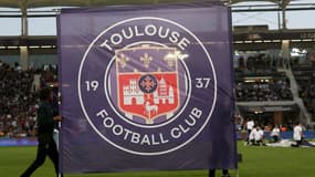 Le logo du Toulouse Football Club lors d'un match de L1 en mai 2023