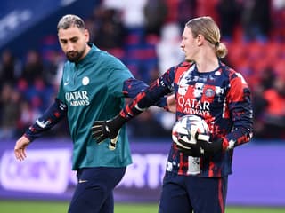 Gianluigi Donnarumma avec Matvey Safonov en novembre 2024