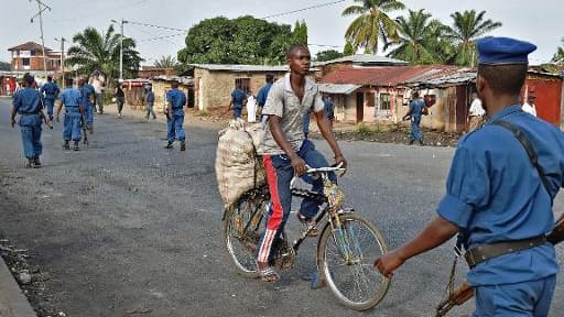 Des policiers burundais dans un quartier de Bujumbura, le 2 juin 2015