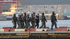 Le président vénézuélien déchu Nicolas Maduro a été emmené lundi 5 janvier 2026 par les forces américaines dans un tribunal de New York où il doit comparaître avec son épouse. 