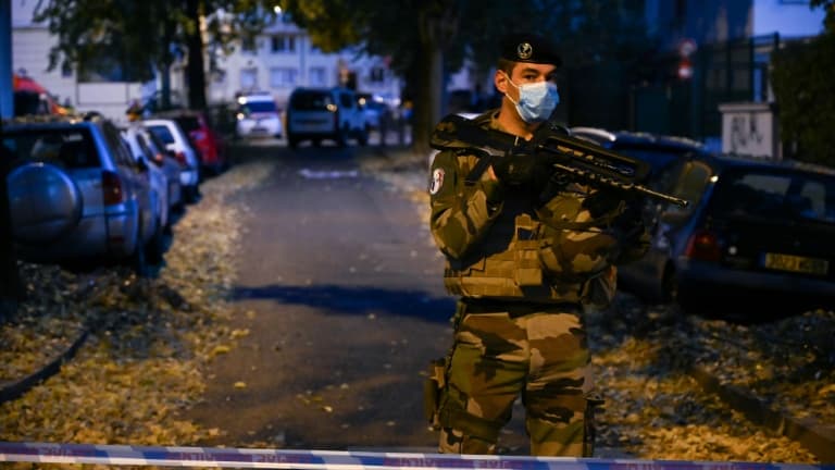 Un militaire monte la garde à proximité de l'église où un prêtre orthodoxe a été la cible d'un tireur, à Lyon le 31 octobre 2020