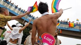 Quatre mille homosexuels ont défilé samedi dans les rues de Tokyo pour la septième Gay Parade organisée au Japon, la première depuis trois ans. /Photo prise le 14 août 2010/REUTERS/Kim Kyung-Hoon