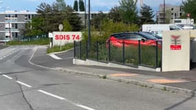 Devant la caserne d'Evian où un pompier a été volontairement fauché en marge d'un rodéo urbain