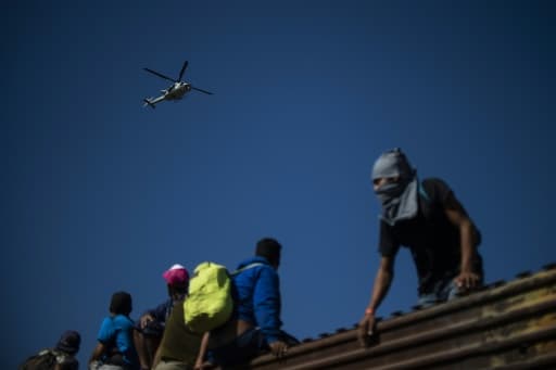 Des migrants d'Amérique centrale tentent de traverser la frontière américaine à Tijuana le dimanche 25 novembre 2018 Des migrants d'Amérique centrale tentent de traverser la frontière américaine à Tijuana le dimanche 25 novembre 2018