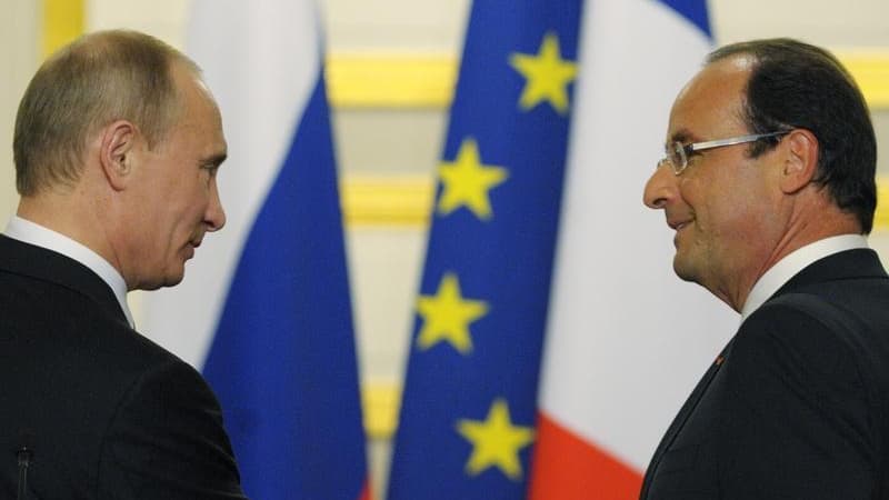 Vladimir Poutine et François Hollande, en juin à Paris. Le président français, dont les relations avec son homologue russe sont présentées comme distantes, se rend mercredi à Moscou pour amorcer un dégel des relations franco-russes. /Photo prise le 1er ju