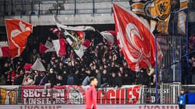 Les supporters du Losc dans le parcage visiteur lors du match de L1 Auxerre-Lille le 10 janvier 2025
