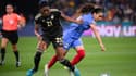 Amel Majri face à Cheyna Matthews lors de France-Jamaïque à la Coupe du monde féminine, le 23 juillet 2023.
