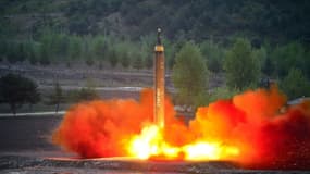 Un tir de missile sur une photo fournie le 15 mai 2017 par l'agence officielle nord-coréenne (KCNA)