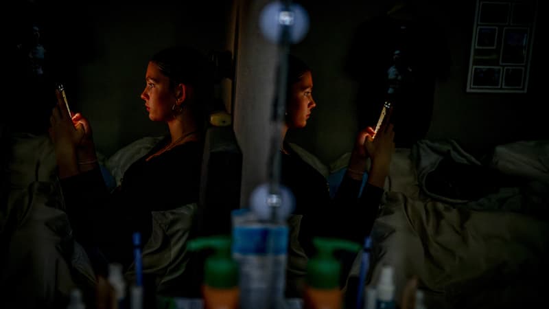 "Un endroit sombre où je me renferme sur moi-même": ces adolescents noyés dans l'algorithme de Tiktok