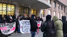 Des lycéens devant le lycée Hélène Boucher le 19 janvier 2022