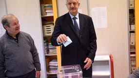 Jean Lassalle daon bureau de vote de Lourdios-Ichères, dans les Pyrénées-Atlantiques, le 24 avril 2022.