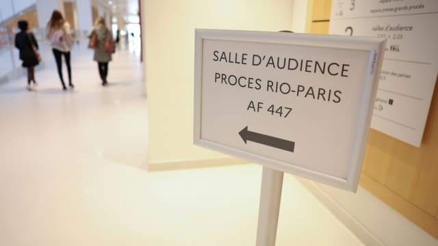 Les parties civiles arrivent au tribunal pour le procès du crash en 2009 du vol Rio-Paris, le 10 octobre 2022 à Paris