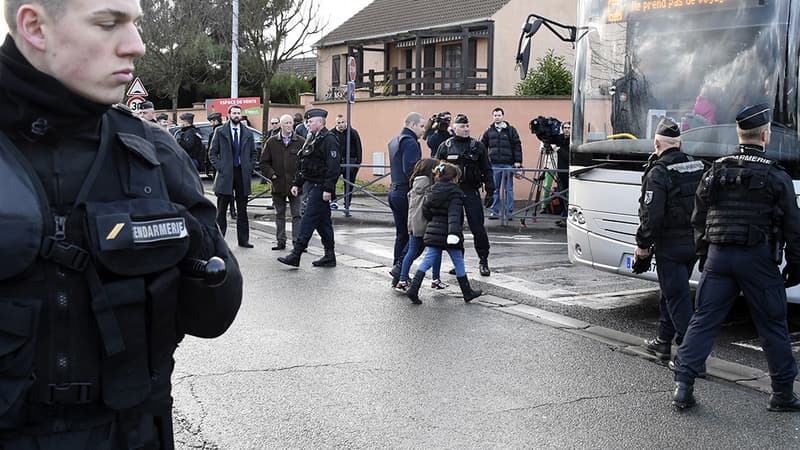 Des écoliers de Dammartin évacuées par les forces de l'ordre.