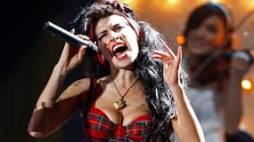 Amy Winehouse, morte il y a une semaine à l'âge de 27 ans, est de nouveau en tête des ventes d'albums en Grande-Bretagne avec "Back to Black", publié en 2006. /Photo d'archives/REUTERS/Alessia Pierdomenico