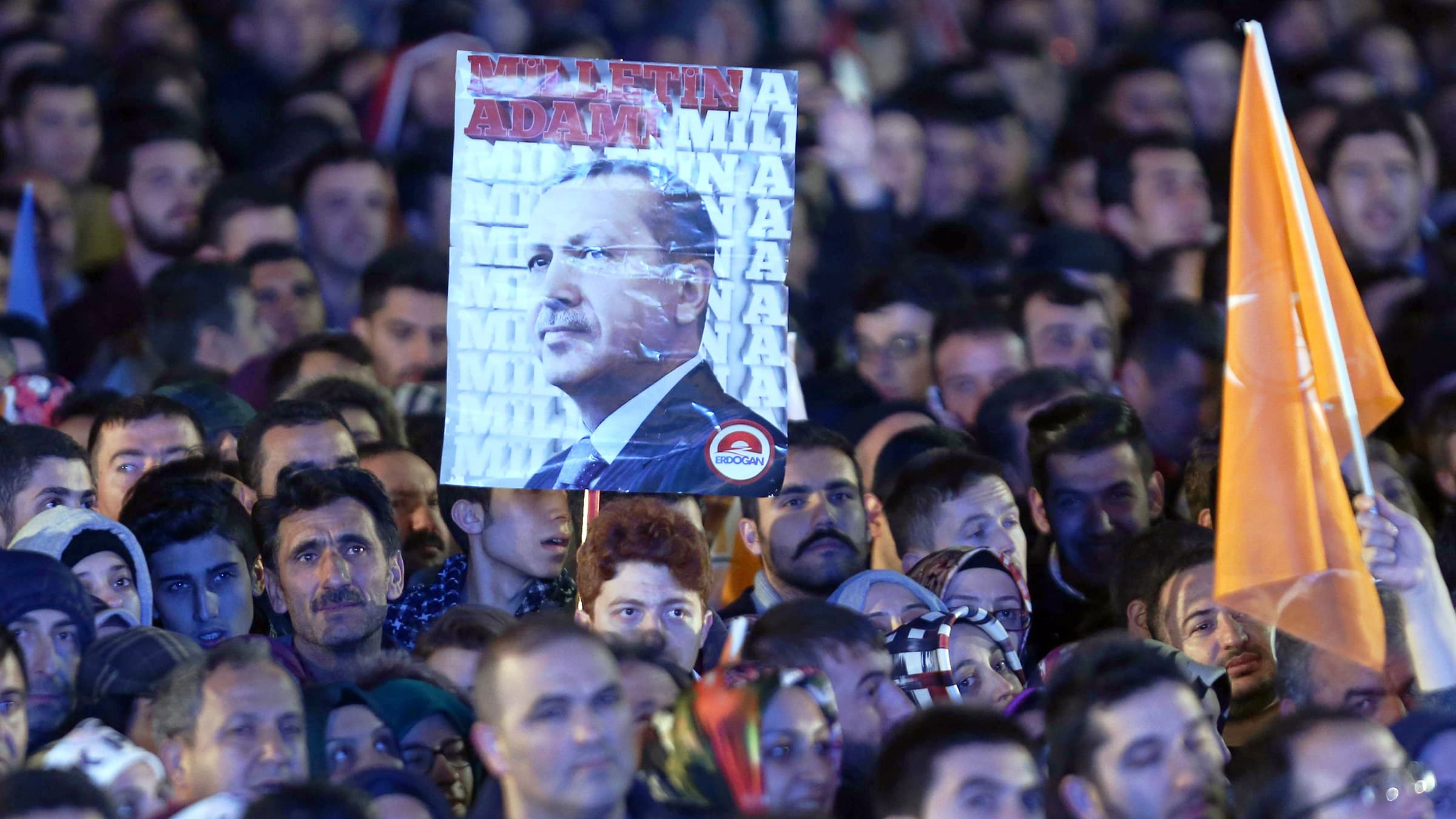 Des partisans de Recep Tayyip Erdogan, le 2 novembre, à Ankara, après la victoire de l'AKP. Des partisans de Recep Tayyip Erdogan, le 2 novembre, à Ankara, après la victoire de l'AKP.