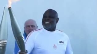 Basile Boli avec la flamme olympique, le 8 mai 2024 à Marseille