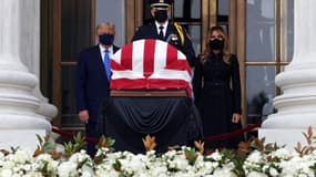Le président américain Donald Trump et son épouse Melania Trump devant le cercueil de Ruth Bader Ginsburg.