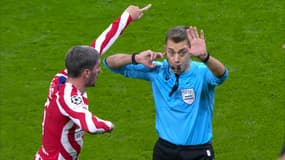 Clément Turpin lors du match de C1 Atlético-Bayer