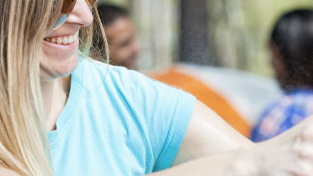 Lors de l'achat, d'un anti-moustique il faut prêter attention aux mentions d’avertissement, de danger ou aux pictogrammes éventuellement présents.