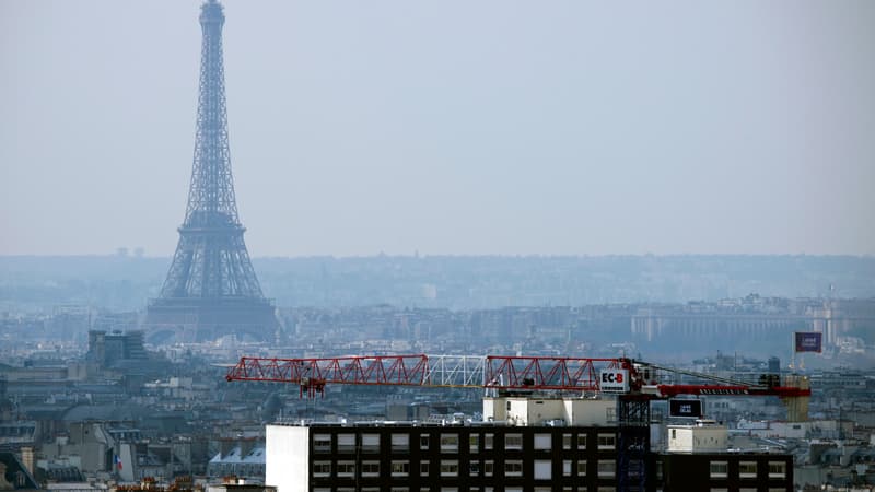 La Tour Eiffel entourée d'un nuage de pollution, le 27 mars 2014.