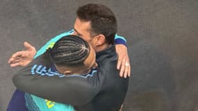 Le câlin entre Raphinha et Lionel Scaloni après Argentine-Brésil (4-1, qualifs Coupe du monde 2026), le 26 mars 2025