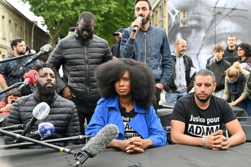 Assa Traore (G), la soeur d'Adama Traore, décédé en 2016 après son interpellation par la police, en conférence de presse avec le réalisateur des Misérables, Ladj Ly (D), le 9 juin 2020 à Paris près de la fresque réalisée par JR Assa Traore (G), la soeur d'Adama Traore, décédé en 2016 après son interpellation par la police, en conférence de presse avec le réalisateur des Misérables, Ladj Ly (D), le 9 juin 2020 à Paris près de la fresque réalisée par JR