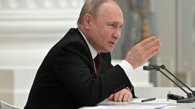 Le président russe Vladimir Poutine lors d'une réunion avec les membres du conseil de sécurité russe, le 21 février 2022 à Moscou